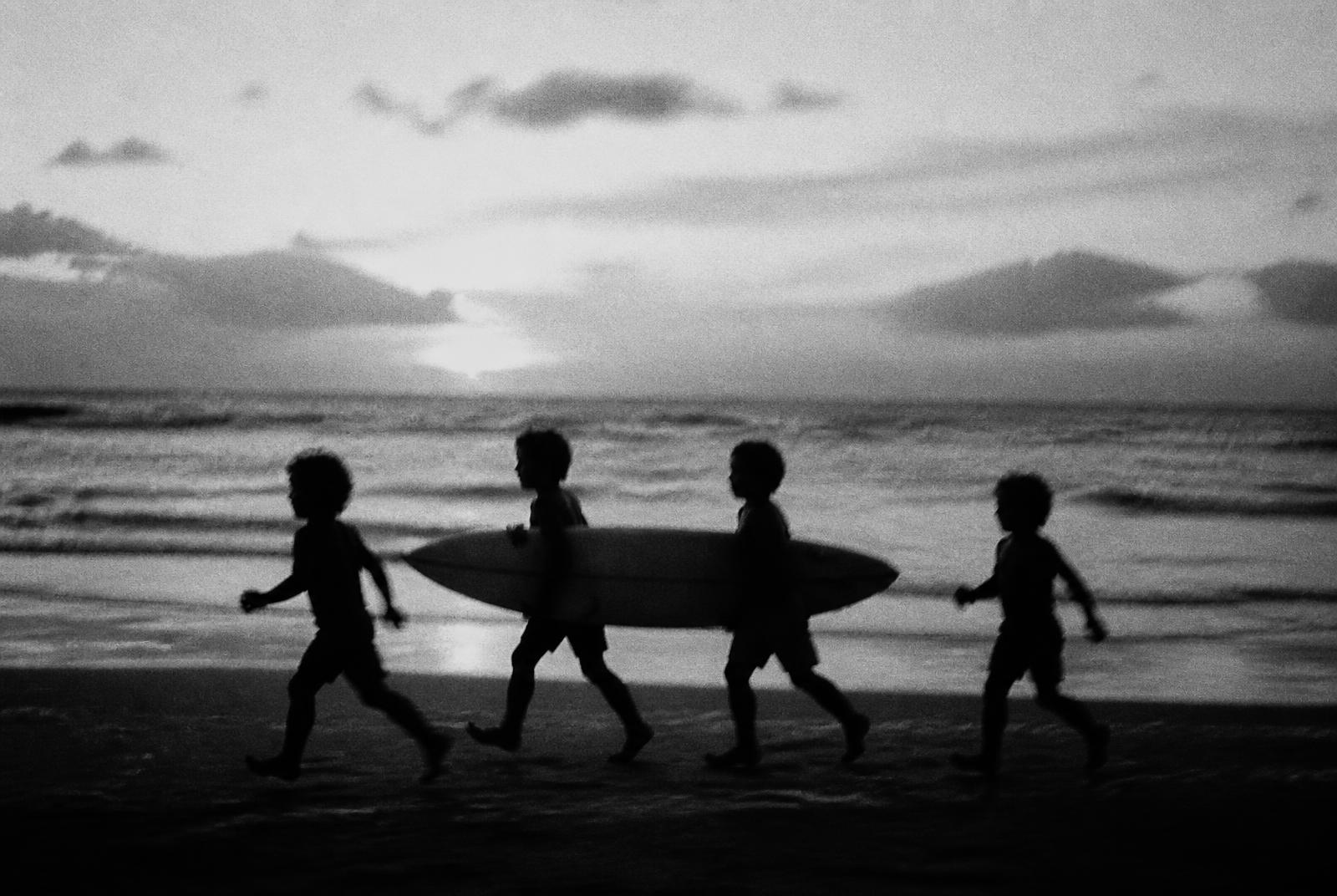 Surf ao amanhecer